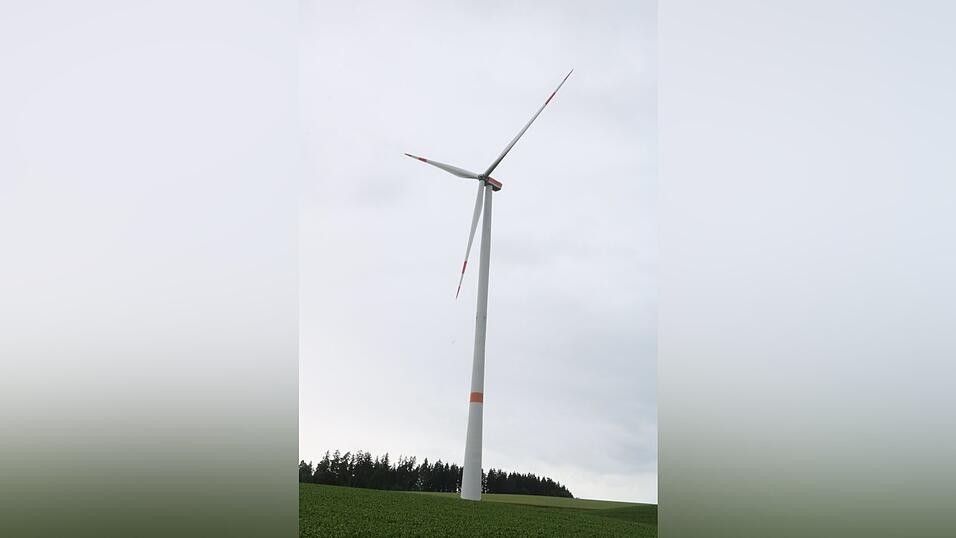 Noch stehen nur vereinzelt Windräder im Landkreis, wie hier bei Wachlkofen. Im Regionalen Planungsverband wurden die Windvorranggebiete aktualisiert. Noch stehen nur vereinzelt Windräder im Landkreis, wie hier bei Wachlkofen. Im Regionalen Planungsverband wurden die Windvorranggebiete aktualisiert.
