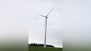 Noch stehen nur vereinzelt Windr&auml;der im Landkreis, wie hier bei Wachlkofen. Im Regionalen Planungsverband wurden die Windvorranggebiete aktualisiert.