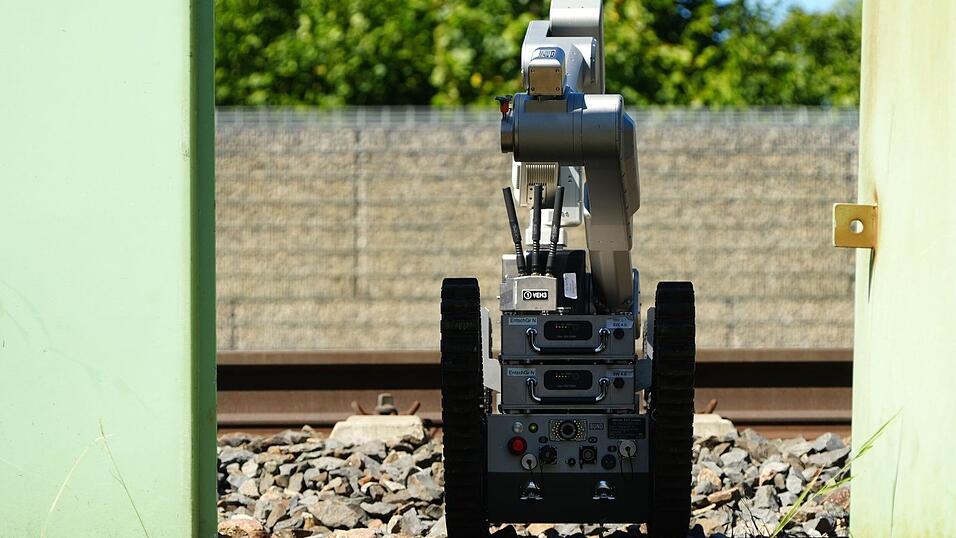 Ein Entsch&auml;rfer-Team untersuchte die Gegenst&auml;nde - auch mit einem Roboter - und konnte schlie&szlig;lich Entwarnung geben. (Archivbild)