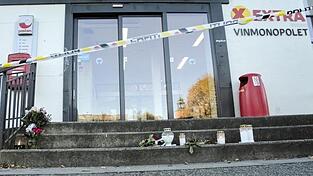 Vor einem Gesch&auml;ft in der norwegischen Kleinstadt Kongsberg stehen Blumen und Kerzen.