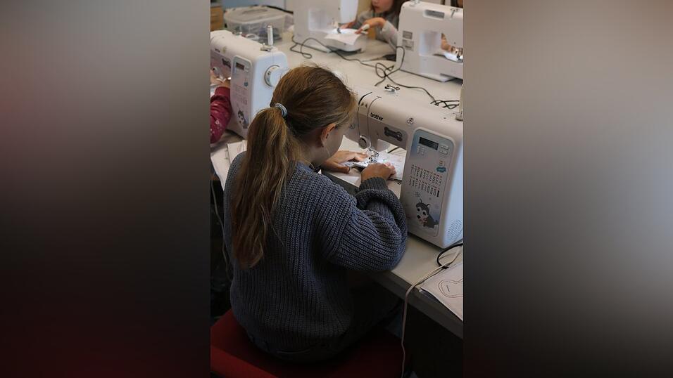 Die Kinder nähen selbstständig ihr Kuscheltier.