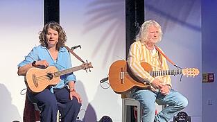 Die Kabarettisten Eva Petzenhauser und Stefan Wählt gastierten im Bürgerstadl in Bonbruck.