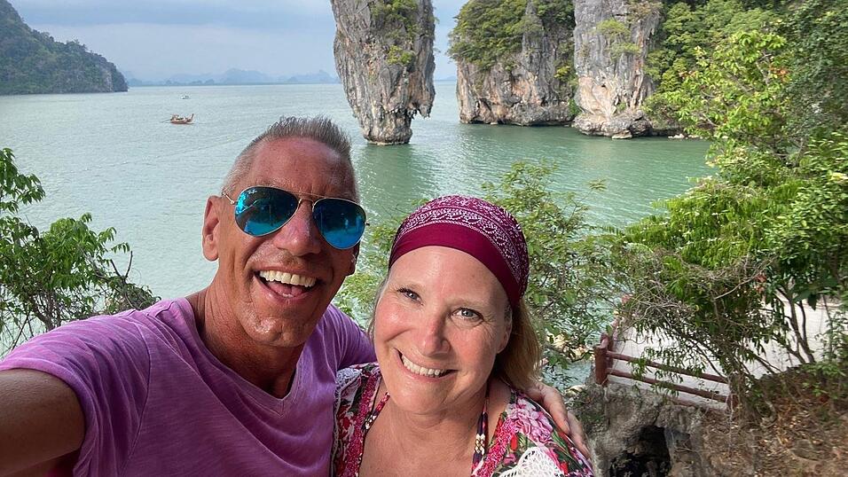 Kerstin Jungmayer und Hansi Schneider vor dem &bdquo;James-Bond-Felsen&ldquo; in Thailand. Freudestrahlend und ahnungslos, was bald auf sie zukommen sollte.