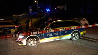 Bei einer Verfolgungsfahrt wurde ein 22-Jähriger durch Polizeischüsse verletzt und starb. Bei einer Verfolgungsfahrt wurde ein 22-Jähriger durch Polizeischüsse verletzt und starb.