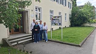 Die Sprecher der Anwohnergemeinschaft vor dem Evangelischen Gemeindehaus, das abgerissen werden soll (v. l.): Helmut und und Regina Amannsberger, Carolin Amberger und Agnes Wagner. Die Sprecher der Anwohnergemeinschaft vor dem Evangelischen Gemeindehaus, das abgerissen werden soll (v. l.): Helmut und und Regina Amannsberger, Carolin Amberger und Agnes Wagner.