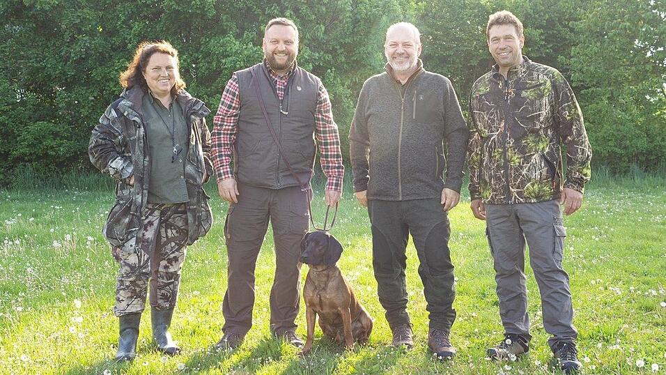 Unterstützung bekommen Artur Towara (2. v. l.) und Ari unter anderem von Hundeobfrau Johanna Stoiber (v. l.), zweitem Vorsitzenden Albert Maier und Vorsitzendem Martin Aigner.