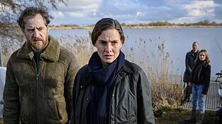 Frank Weller (Tom Radisch) und Ann Kathrin Klaasen (Picco von Groote) ermitteln am Tatort.