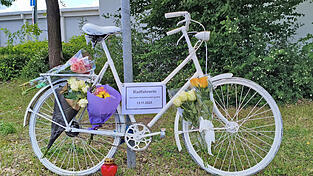Das Ghostbike, das in Neutraubling aufgestellt wurde. Das Ghostbike, das in Neutraubling aufgestellt wurde.