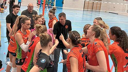 Fiebern dem ersten Heimspiel in der neuen Saison der 2. Volleyball-Liga Pro entgegen: die Volleyballerinnen von NawaRo Straubing und ihr Trainer Roland Schwab (Mitte).