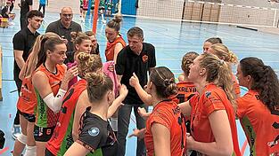 Fiebern dem ersten Heimspiel in der neuen Saison der 2. Volleyball-Liga Pro entgegen: die Volleyballerinnen von NawaRo Straubing und ihr Trainer Roland Schwab (Mitte). Fiebern dem ersten Heimspiel in der neuen Saison der 2. Volleyball-Liga Pro entgegen: die Volleyballerinnen von NawaRo Straubing und ihr Trainer Roland Schwab (Mitte).