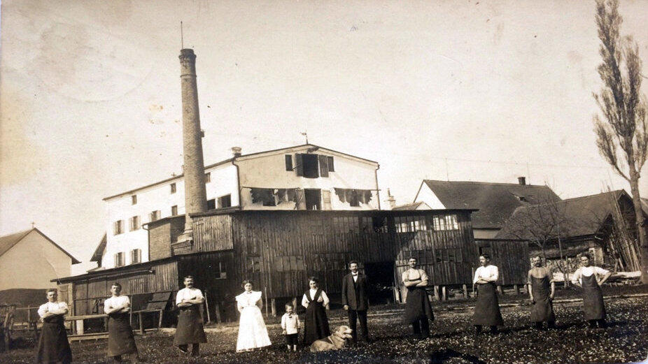 Um 1910 bestand schon die Fabrik in der Bahnhofstraße, hier mit Sebastian Dräxlmaier mit Familie und Belegschaft.
