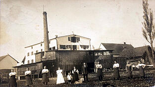 Um 1910 bestand schon die Fabrik in der Bahnhofstraße, hier mit Sebastian Dräxlmaier mit Familie und Belegschaft.