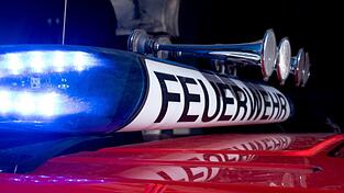 Die Feuerwehr löschte den Brand im Kellerraum des Mehrfamilienhauses. (Symbolbild) Die Feuerwehr löschte den Brand im Kellerraum des Mehrfamilienhauses. (Symbolbild)