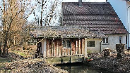 Bogenbach-Zufluss und Geb&auml;udeteil der ehem. Apoiger M&uuml;hle, heute E-Werk (Nordansicht); hier soll der Waldprophet M&uuml;hlhiasl gearbeitet und sinniert haben. Der Wohnbereich wurde 2018 durch einen Neubau ersetzt.