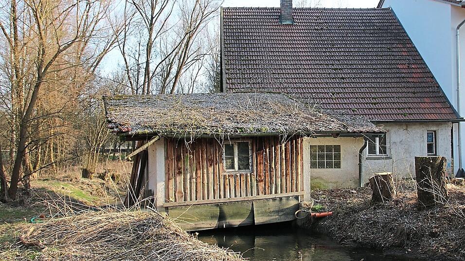 Bogenbach-Zufluss und Gebäudeteil der ehem. Apoiger Mühle, heute E-Werk (Nordansicht); hier soll der Waldprophet Mühlhiasl gearbeitet und sinniert haben. Der Wohnbereich wurde 2018 durch einen Neubau ersetzt. Bogenbach-Zufluss und Gebäudeteil der ehem. Apoiger Mühle, heute E-Werk (Nordansicht); hier soll der Waldprophet Mühlhiasl gearbeitet und sinniert haben. Der Wohnbereich wurde 2018 durch einen Neubau ersetzt.