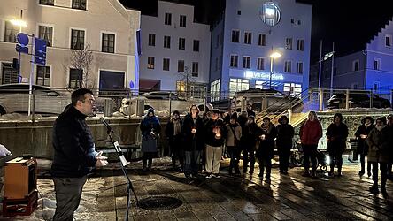 B&uuml;rgermeister Andreas Kroner hatte f&uuml;r die Mahnwache eine Stadtratssitzung abgebrochen.