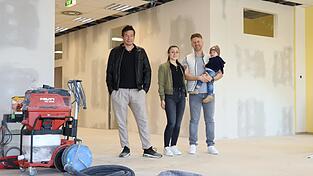 Vermieter Hans Gietl junior freut sich, mit der Familie Frey handelseinig geworden zu sein. Thomas und Theresa Frey werden in der Rodinger Straße eine private Physiotherapiepraxis eröffnen. Vermieter Hans Gietl junior freut sich, mit der Familie Frey handelseinig geworden zu sein. Thomas und Theresa Frey werden in der Rodinger Straße eine private Physiotherapiepraxis eröffnen.