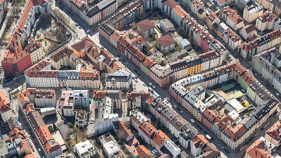 Die M&uuml;nchner Innenstadt aus der Luft. Die Immobilienums&auml;tze in Bayern sind im vergangenen Jahr erstmals seit 2021 wieder gestiegen. (Archivbild)