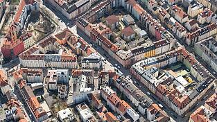 Die M&uuml;nchner Innenstadt aus der Luft. Die Immobilienums&auml;tze in Bayern sind im vergangenen Jahr erstmals seit 2021 wieder gestiegen. (Archivbild)