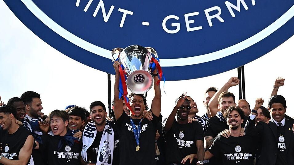 Kapitän Marquinhos präsentiert den Königsklassen-Pokal bei der Feier in Paris. Kapitän Marquinhos präsentiert den Königsklassen-Pokal bei der Feier in Paris.