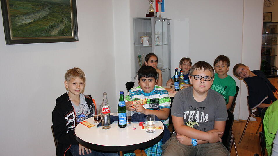 Die Viertklässler der Straubinger Grundschule St. Josef stärkten sich zu Beginn der Führung durch das Verlagshaus des Straubinger Tagblatts mit Getränken. Der Film über den Verlag und dessen Entstehungsgeschichte entlockte den 27 Jungen und Mädchen viele 'Ohh's und 'Ahh's. Vor allem die Druckerei faszinierte die Schüler. (Foto: Pfeffer) Die Viertklässler der Straubinger Grundschule St. Josef stärkten sich zu Beginn der Führung durch das Verlagshaus des Straubinger Tagblatts mit Getränken. Der Film über den Verlag und dessen Entstehungsgeschichte entlockte den 27 Jungen und Mädchen viele 'Ohh's und 'Ahh's. Vor allem die Druckerei faszinierte die Schüler. (Foto: Pfeffer)