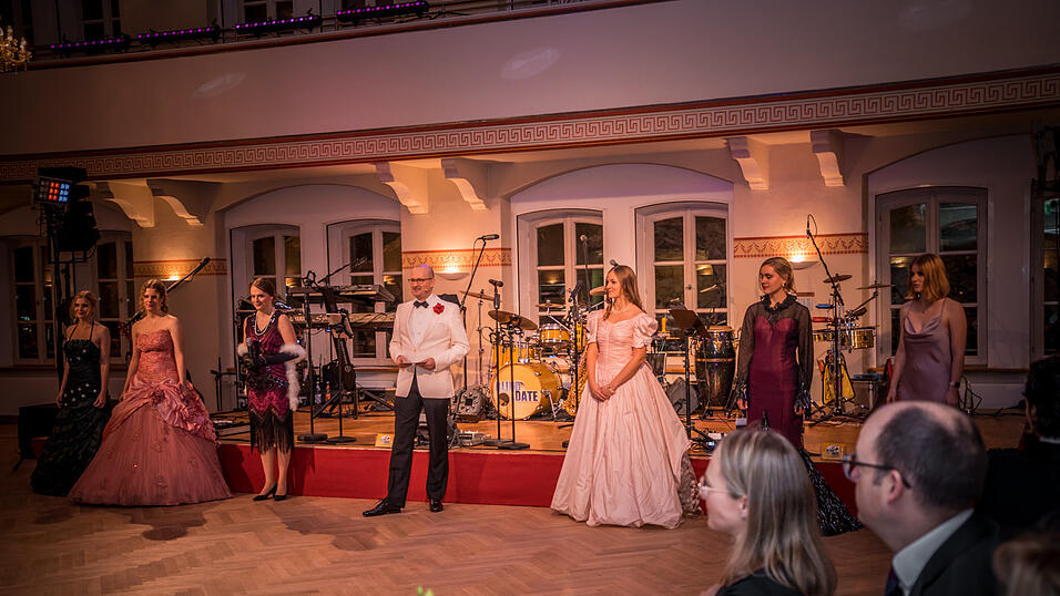 Anlässlich des 225-jährigen Bestehens veranstaltete das Landshuter Modehaus Oberpaur eine Jubliäumsgala - samt Vorführung historischer Abendkleider. Anlässlich des 225-jährigen Bestehens veranstaltete das Landshuter Modehaus Oberpaur eine Jubliäumsgala - samt Vorführung historischer Abendkleider.