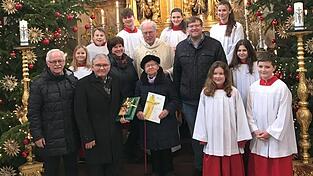 Jubilarin Maria Steiger (Mitte) wurde gewürdigt von (v.l.)Werner Küstner, Josef Bartmaier (Kirchenpfleger), Kordula Schernhammer (Pfarrgemeinderatsvorsitzende), , Pfarrer Rudolf Hamp, Andreas Graser (Chorleiter) sowie den Ministranten.