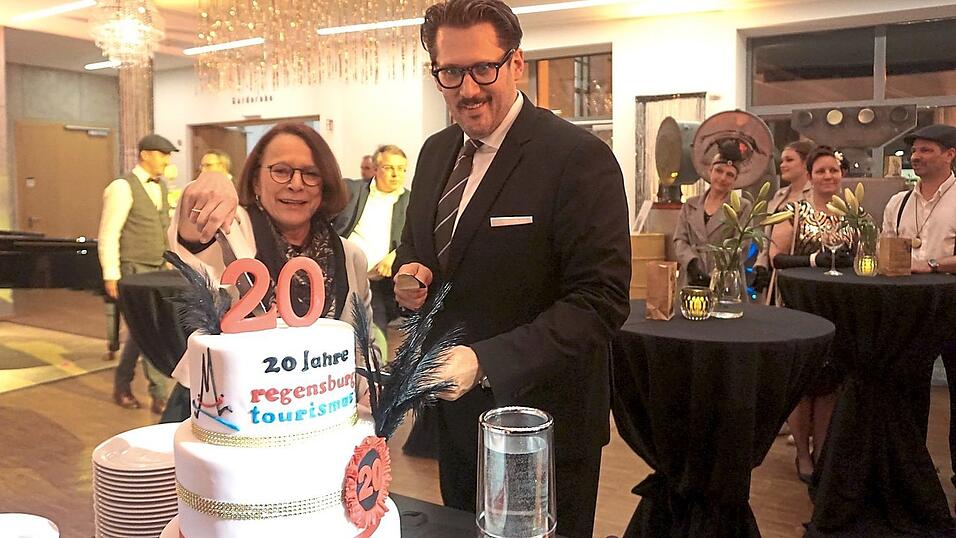 Der neue RTG-Gesch&auml;ftsf&uuml;hrer Jakob Reitinger begann seinen ersten Arbeitstag gleich mit dem Geburtstagsfest. Zusammen mit OB Gertrud Maltz-Schwarzfischer schnitt er die Torte an.