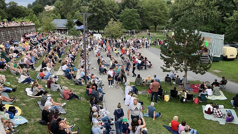 Die Konzerte bei &bdquo;Kultur im Theatron&ldquo; waren heuer sehr gut besucht. Auf St&uuml;hlen, B&auml;nken, Liegen oder Decken machten es sich die Besucher gem&uuml;tlich.