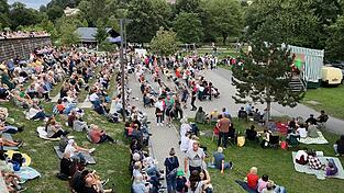 Die Konzerte bei „Kultur im Theatron“ waren heuer sehr gut besucht. Auf Stühlen, Bänken, Liegen oder Decken machten es sich die Besucher gemütlich.