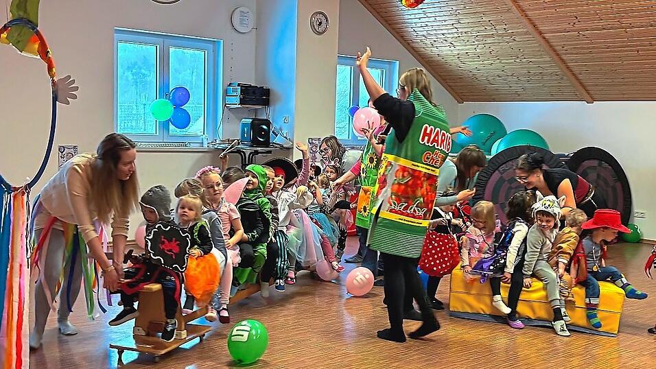 Viele kleine Maschkera tummelten sich im Gymnastikraum beim Kinderfasching des TSV Herrngiersdorf.