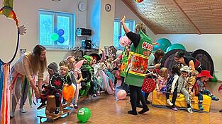 Viele kleine Maschkera tummelten sich im Gymnastikraum beim Kinderfasching des TSV Herrngiersdorf.