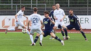 Alles reinhauen: Die &bdquo;Spiele&ldquo; um Robin Oswald (3.v.l.) muss in Seebach ans Leistungsmaximum gehen, um Punkte zu entf&uuml;hren. Der TSV ist aktuell das formst&auml;rkste Team der Liga.