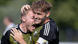Simbachs Kapitän Tobias Lieb (r.) sorgte mit seinem Tor in der 82. Minute für den Ausgleich, doch am Ende blieb der FC-DJK ohne Punkte. Simbachs Kapitän Tobias Lieb (r.) sorgte mit seinem Tor in der 82. Minute für den Ausgleich, doch am Ende blieb der FC-DJK ohne Punkte.
