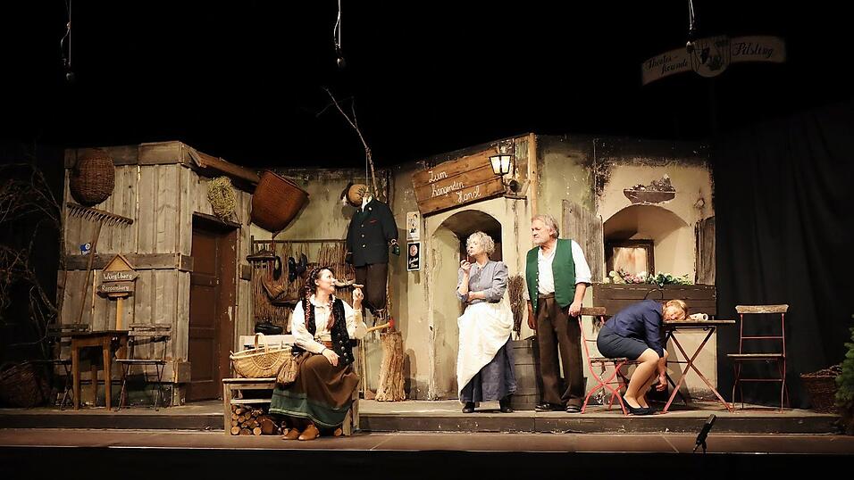 Wilma (Martina Nowack, l.), Paula (Lydia Eidinger) und Hallimasch (Oskar Mittermaier) mit ihrem Opfer (Sandra Vohla) Wilma (Martina Nowack, l.), Paula (Lydia Eidinger) und Hallimasch (Oskar Mittermaier) mit ihrem Opfer (Sandra Vohla)