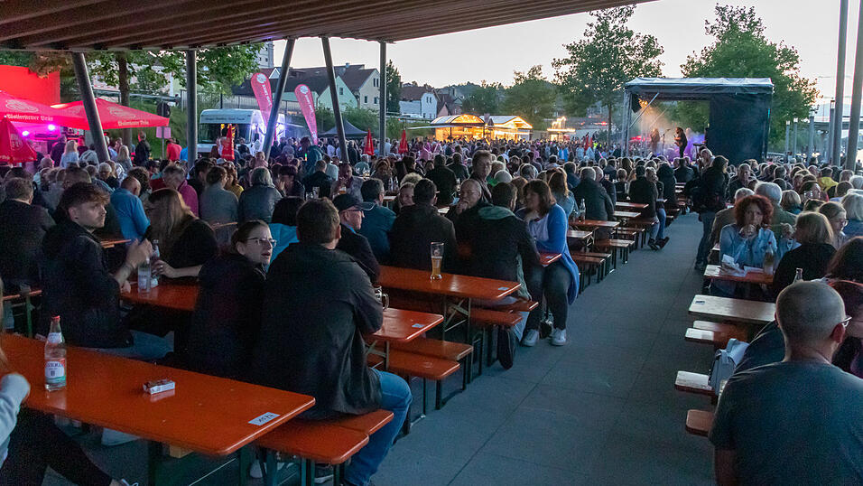 Bereits ab 20 Uhr stieg die Party beiderseits der Donau, um 22 Uhr dann begeisterte das feurige Spektakel auf der Donaubrücke die Gäste. Bereits ab 20 Uhr stieg die Party beiderseits der Donau, um 22 Uhr dann begeisterte das feurige Spektakel auf der Donaubrücke die Gäste.
