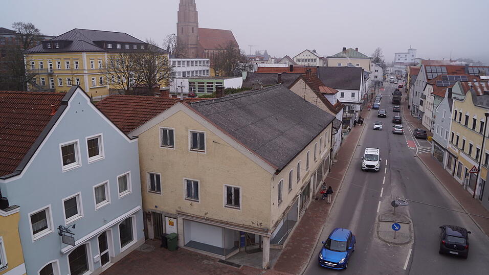 Dieser Blick auf das gelbe, langgezogene Ge&auml;bude an der Frontenhausener Stra&szlig;e in Vilsbiburg wird bald Geschichte sein.