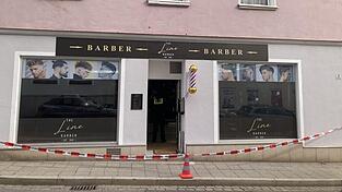 Auf das Schaufenster des Barbershops in der Chamer Innenstadt wurden drei Schüsse abgefeuert. Auf das Schaufenster des Barbershops in der Chamer Innenstadt wurden drei Schüsse abgefeuert.
