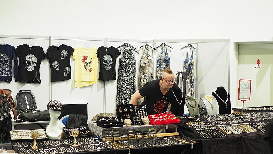 Rund 40 Aussteller und etwa 90 Tattoo-Künstler sind auf der Tattoo Convention in Straubing vertreten. Rund 40 Aussteller und etwa 90 Tattoo-Künstler sind auf der Tattoo Convention in Straubing vertreten.