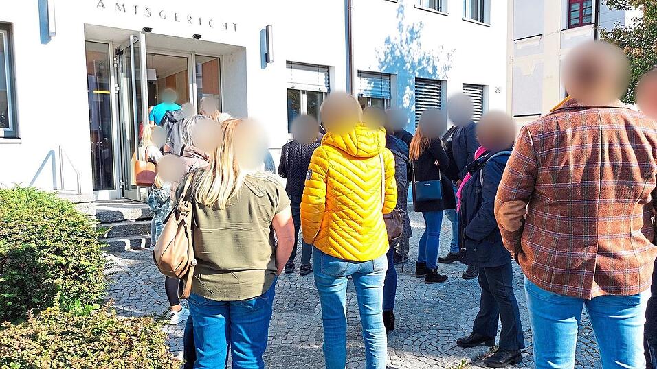 Viele kamen nach Viechtach, um den Prozess zu verfolgen.