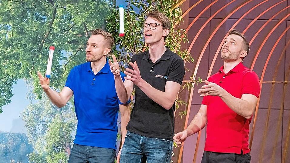 Rainer Lauberger (von links), Thomas Eichstetter und Thomas Moch präsentierten ihre Erfindung - den Wurfstab „Chuckarubba“. Rainer Lauberger (von links), Thomas Eichstetter und Thomas Moch präsentierten ihre Erfindung - den Wurfstab „Chuckarubba“.