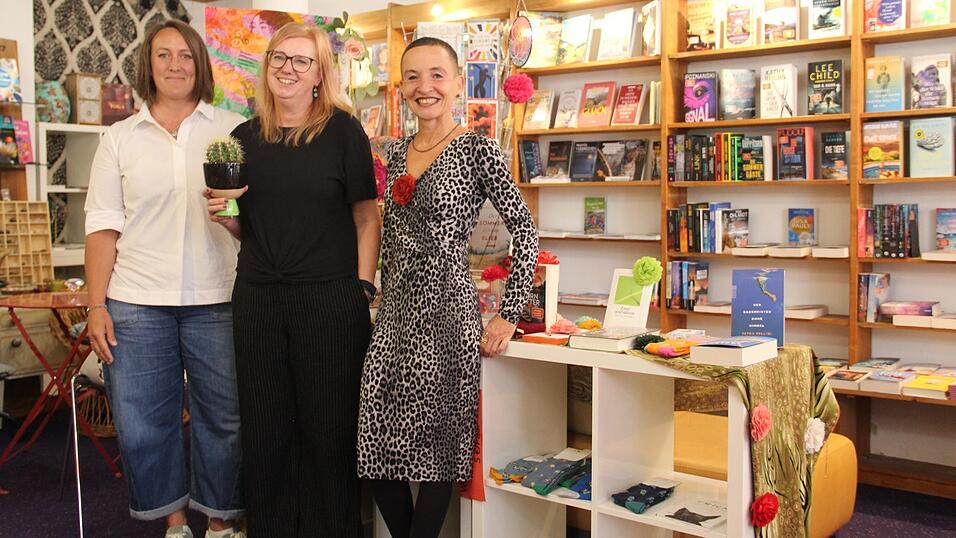 Inhaberin Stefanie Walter (r.) übergibt den Cactus an ihre bisherigen Mitarbeiterinnen Annike Medenus und Katharina Janker (l.). Das Team, inklusive Brigitte Pex (nicht im Bild), bleibt erhalten. Inhaberin Stefanie Walter (r.) übergibt den Cactus an ihre bisherigen Mitarbeiterinnen Annike Medenus und Katharina Janker (l.). Das Team, inklusive Brigitte Pex (nicht im Bild), bleibt erhalten.