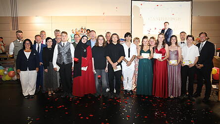 Die besten Absolventen der Mittelschule zusammen mit ihren Lehrkräften und den Ehrengästen: Kilian Hofer (Notendurchschnitt 2,1), Jara Ali (2,1), Yaroslav Seidametov (1,8), Yaroslav Horbunov (1,8), Nikola Gajic (1,7), Veronika Bürger (1,1), Christine Gruber (1,1), Johanna Noß (1,7) und Leonidas Gkonos (1,6) (v.l.). Die besten Absolventen der Mittelschule zusammen mit ihren Lehrkräften und den Ehrengästen: Kilian Hofer (Notendurchschnitt 2,1), Jara Ali (2,1), Yaroslav Seidametov (1,8), Yaroslav Horbunov (1,8), Nikola Gajic (1,7), Veronika Bürger (1,1), Christine Gruber (1,1), Johanna Noß (1,7) und Leonidas Gkonos (1,6) (v.l.).