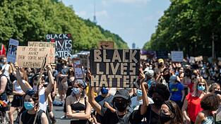 Teilnehmer einer 'Black Lives Matter'-Demo im Juni 2020 in Berlin: Ein wichtiges wie einfaches Mittel gegen Rassismus ist die Sprache. Teilnehmer einer 'Black Lives Matter'-Demo im Juni 2020 in Berlin: Ein wichtiges wie einfaches Mittel gegen Rassismus ist die Sprache.