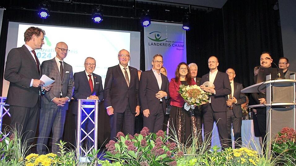 Ralph Pernizak, Edith Schneider, Dr. Michael M&ouml;ller und Dominik Kolbeck von der Ensinger GmbH nehmen den Innovationspreis 2024 in Empfang.