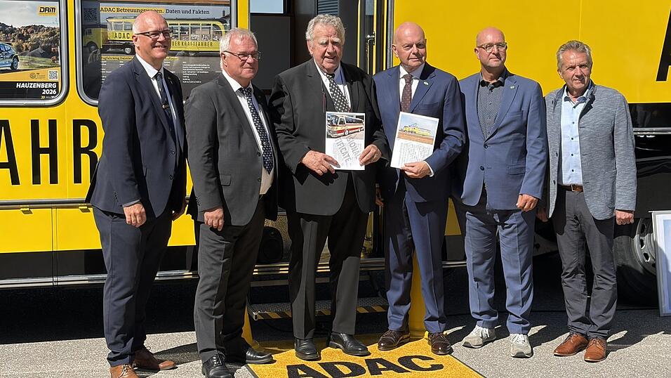 Johann König (v. l.), Timo Vuortio, Preisträger Konrad Auwärter, Karlheinz Jungbeck, Holger Hahn und Erich Appinger bei der Übergabe der beiden FIVA-Cards Johann König (v. l.), Timo Vuortio, Preisträger Konrad Auwärter, Karlheinz Jungbeck, Holger Hahn und Erich Appinger bei der Übergabe der beiden FIVA-Cards
