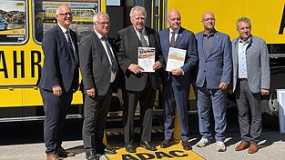 Johann König (v. l.), Timo Vuortio, Preisträger Konrad Auwärter, Karlheinz Jungbeck, Holger Hahn und Erich Appinger bei der Übergabe der beiden FIVA-Cards Johann König (v. l.), Timo Vuortio, Preisträger Konrad Auwärter, Karlheinz Jungbeck, Holger Hahn und Erich Appinger bei der Übergabe der beiden FIVA-Cards