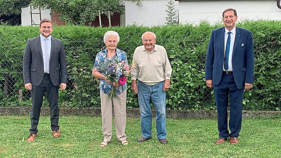 Dritter Bürgermeister Valentin Walk und stellvertretender Landrat Dr. Franz Gassner gratulierten dem Jubelpaar. Dritter Bürgermeister Valentin Walk und stellvertretender Landrat Dr. Franz Gassner gratulierten dem Jubelpaar.
