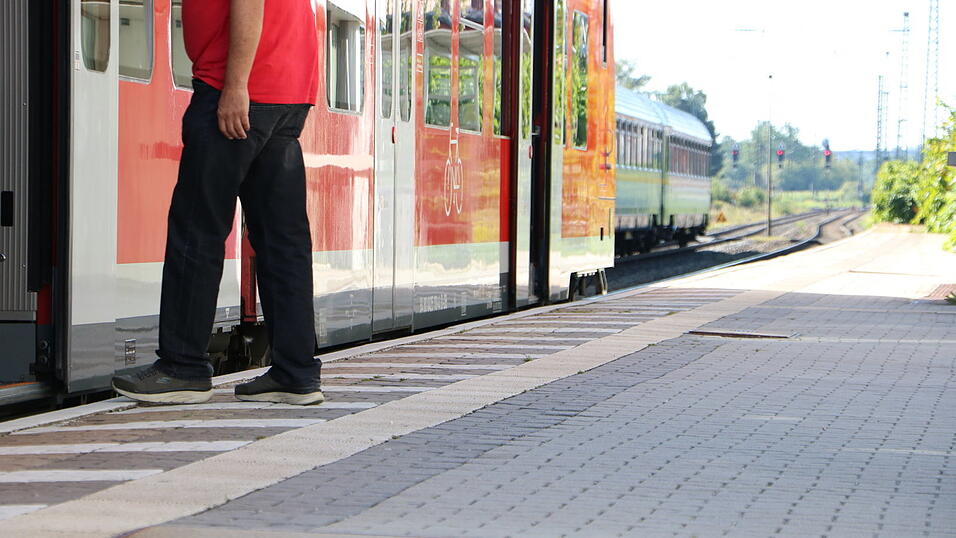 Mit dem MVV-Beitritt würde etwa die Bahnfahrt zwischen Neufahrn und Landshut nur noch zwei Euro statt 9,70 Euro kosten. Mit dem MVV-Beitritt würde etwa die Bahnfahrt zwischen Neufahrn und Landshut nur noch zwei Euro statt 9,70 Euro kosten.