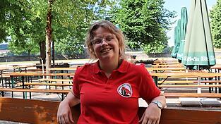 Franziska Prößl sitzt im Biergarten der Familie am Adlersberg. Franziska Prößl sitzt im Biergarten der Familie am Adlersberg.